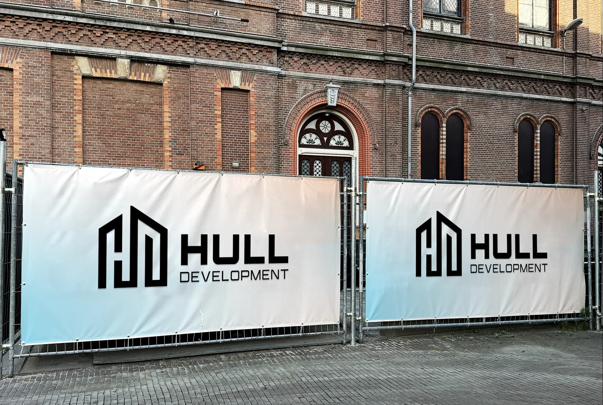 Grid fence with hull logo
